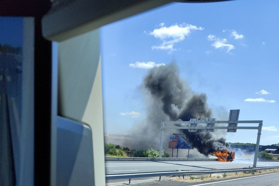 Incêndio de veículo gera fumo denso na autoestrada
