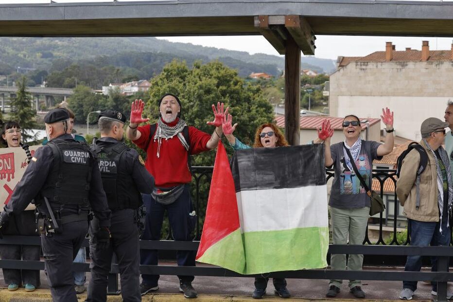 Manifestantes pró-Palestina bloquearam o local previsto para a chegada da 16.ª etapa da Vuelta