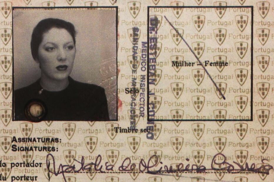 Documento de identificação com foto e assinatura de Natália Correia