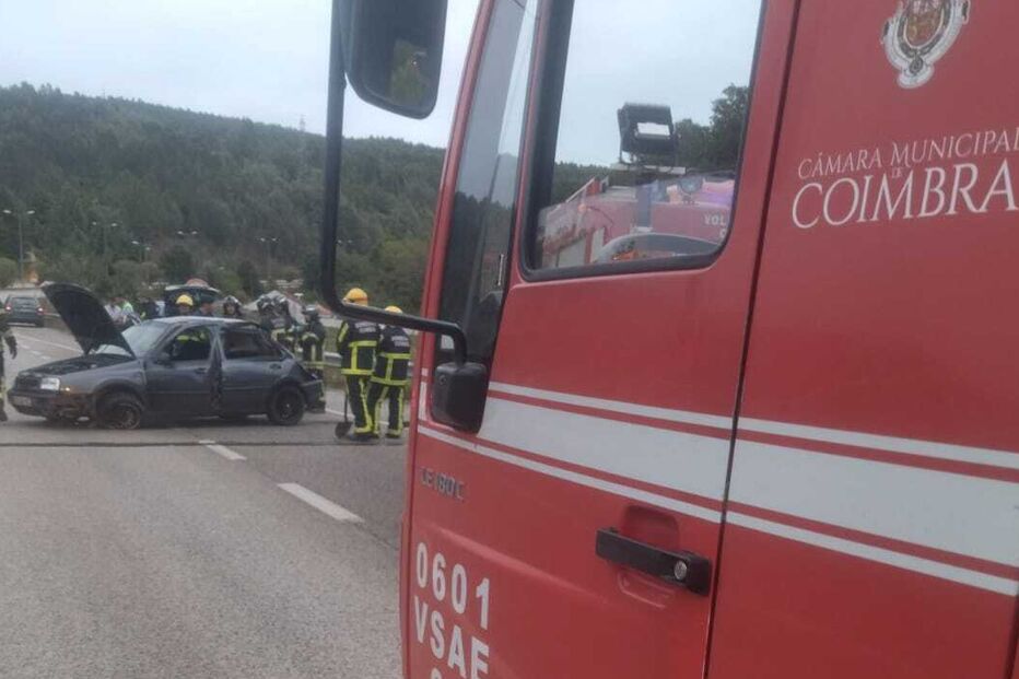 Colisão entre dois carros faz dois feridos em Coimbra 