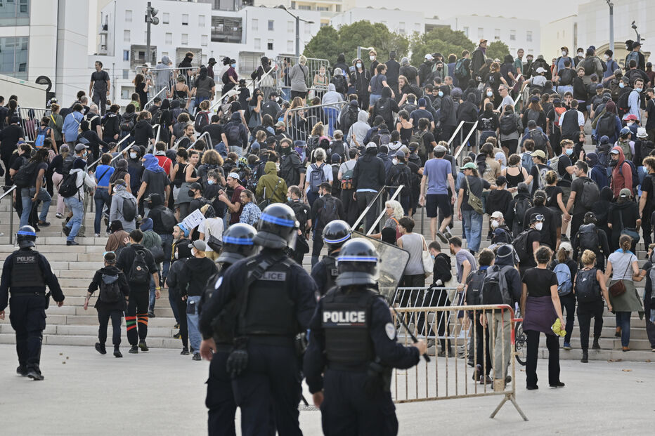 Polícia francesa dispersa manifestanteS