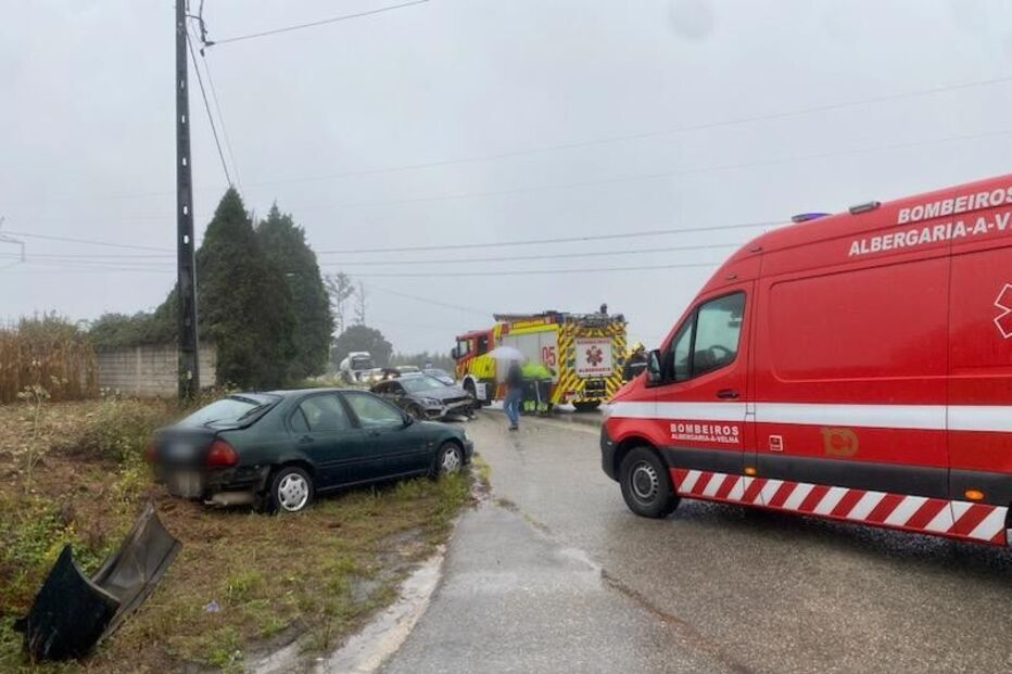 Quatro feridos em colisão entre dois carros em Albergaria-a-Velha