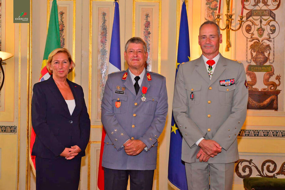 Cerimónia de condecoração do Chefe do Exército português em França