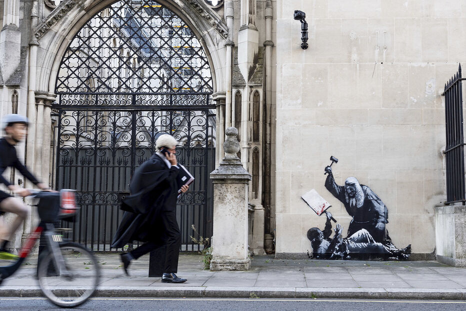Banksy critica repressão da liberdade de expressão em mural removido em Londres