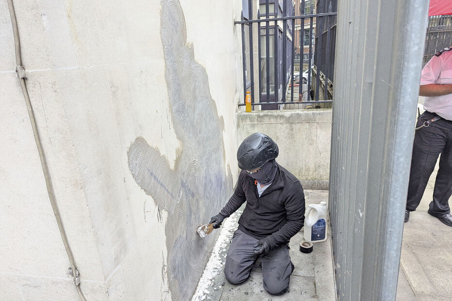 Mural de Banksy removido do Tribunal Superior de Londres após denúncia