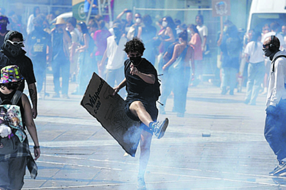 Mais de 500 detidos durante protestos violentos em França