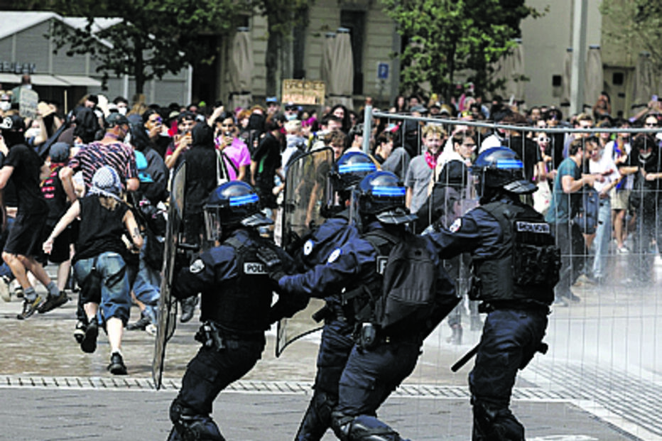 Mais de 500 detidos durante protestos violentos em França