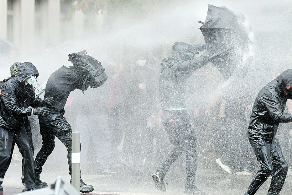 Mais de 500 detidos durante protestos violentos em França
