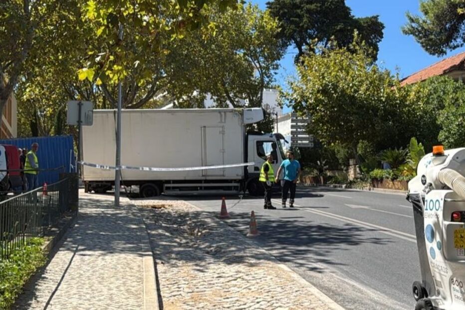 Chão abate em Cascais causa interdição de circulação rodoviária
