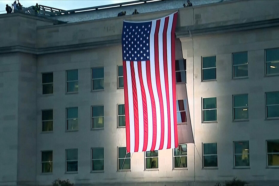 Bandeira gigante colocada na fachada do Pentágono para assinalar os 24 anos do 11 de Setembro