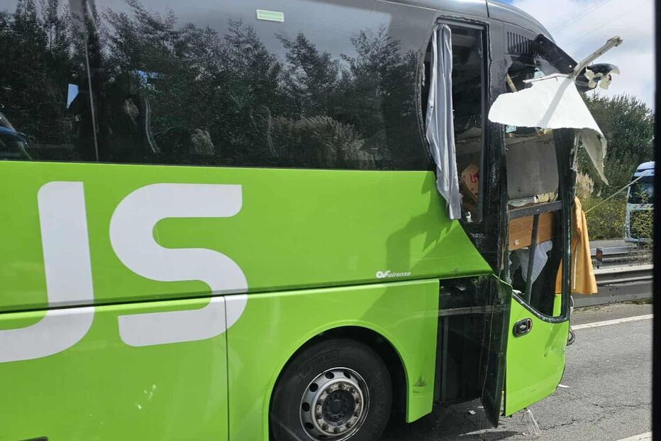 Acidente com autocarro da Flixbus na A20 em Vila Nova de Gaia faz três feridos ligeiros