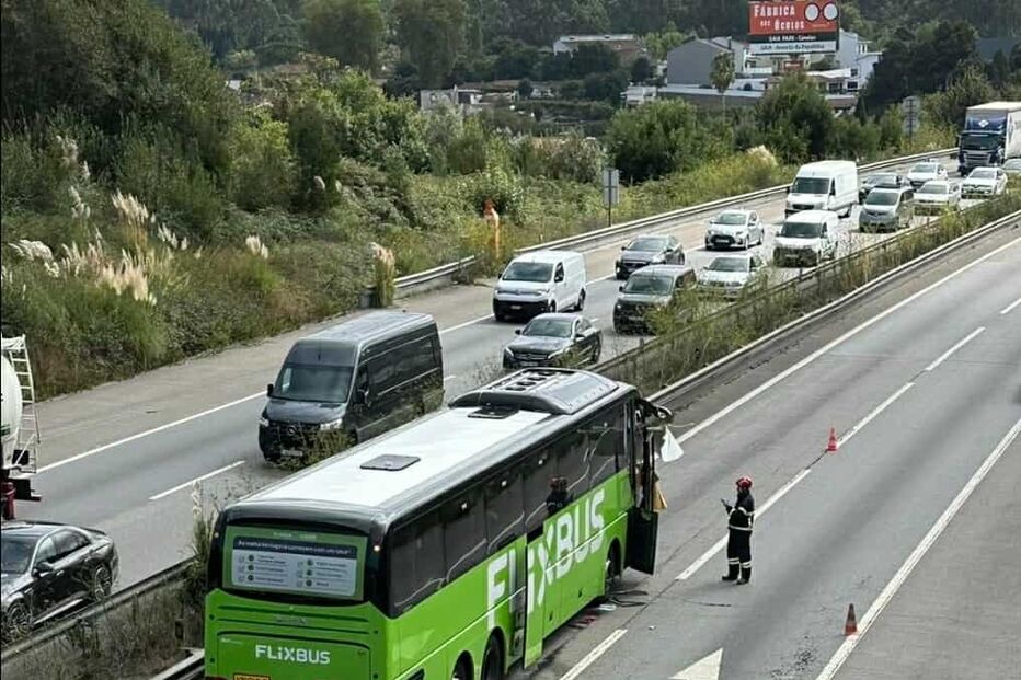 Acidente na A20 em Vila Nova de Gaia: autocarro da Flixbus e mais quatro veículos envolvidos. Três feridos ligeiros