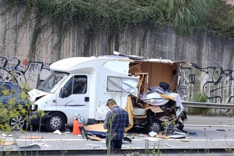 Acidente na A20, em Vila Nova de Gaia, envolve autocaravana e outros veículos. Há feridos