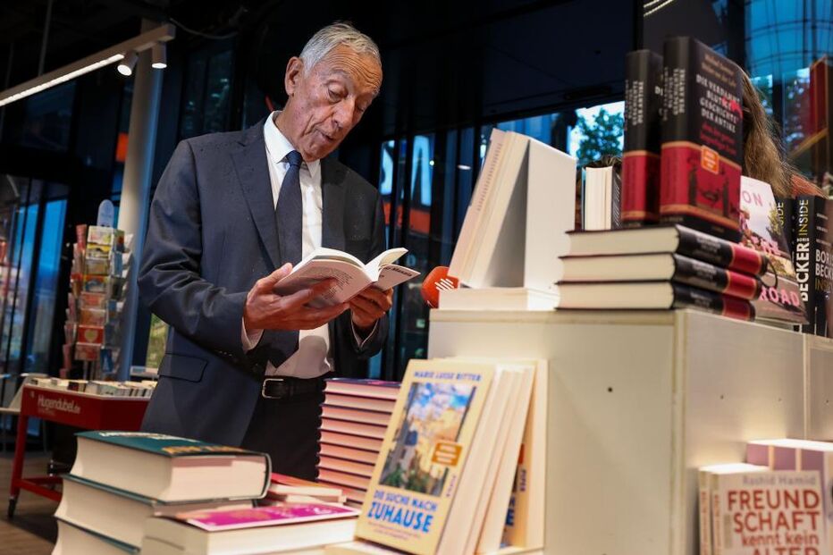 Marcelo visita livraria em Berlim e compra livro sobre vitória da Rússia