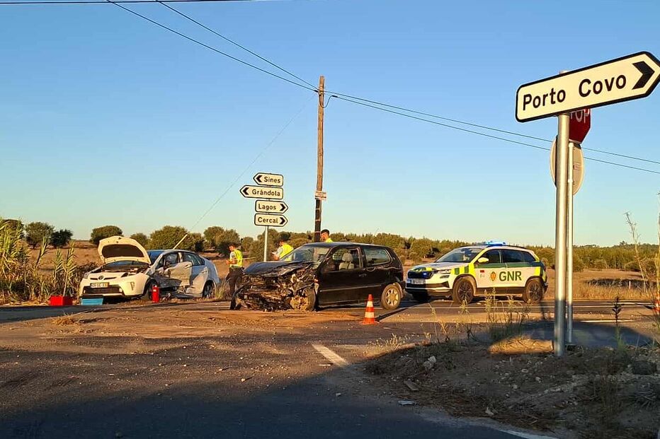 Colisão na EN 120-1, Sines, causa ferimentos ligeiros em três pessoas