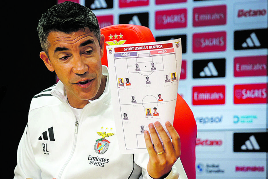 Bruno Lage mostrou, na conferência de imprensa, uma folha com os jogadores lesionados ou que deixaram o plantel