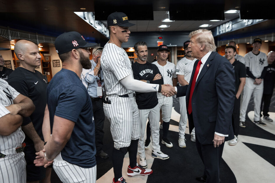 Donald Trump assiste a jogo de basebol em homenagem ao 11 de setembro