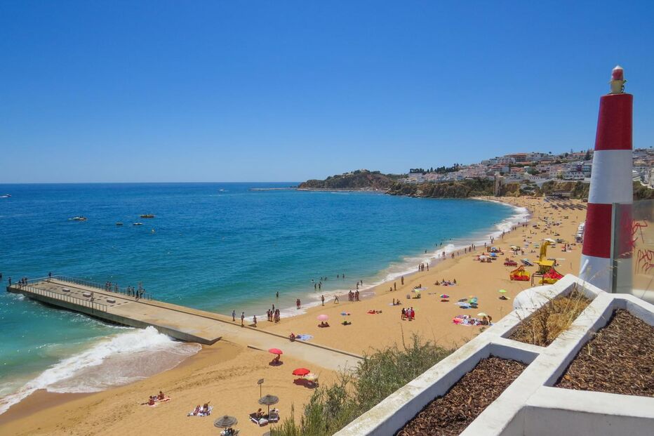 Vista panorâmica da Praia dos Pescadores em Albufeira, Algarve