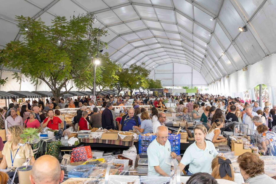 Evento da Feira Nacional dos Frutos Secos reúne público e vendedores