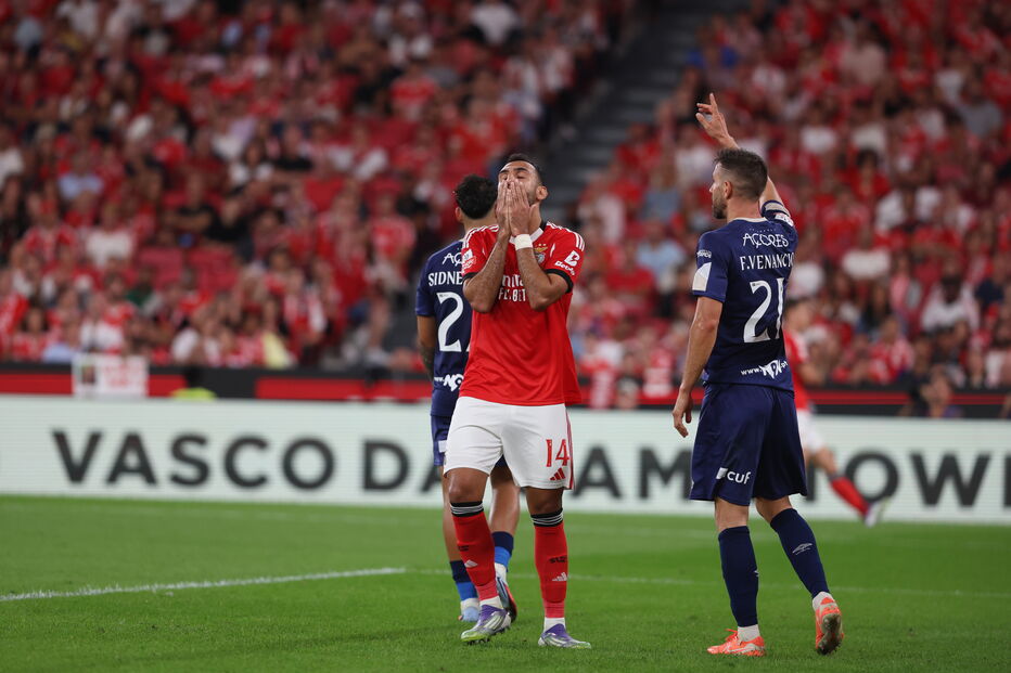 Benfica empata com Santa Clara na Luz; desilusão notória em jogador