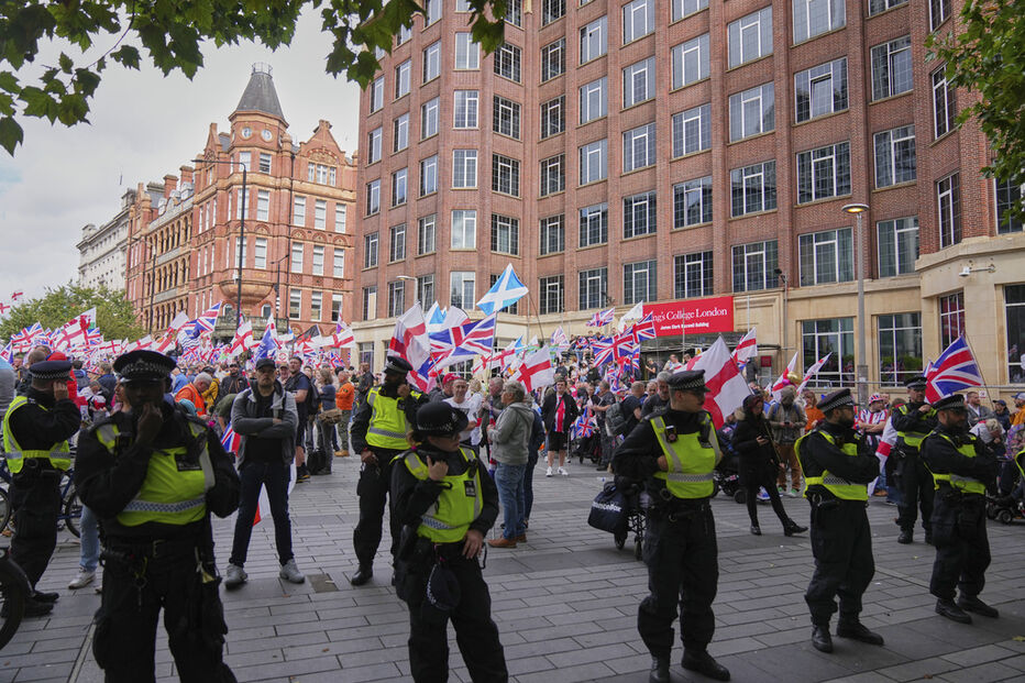Protesto anti-imigração liderado por Tommy Robinson