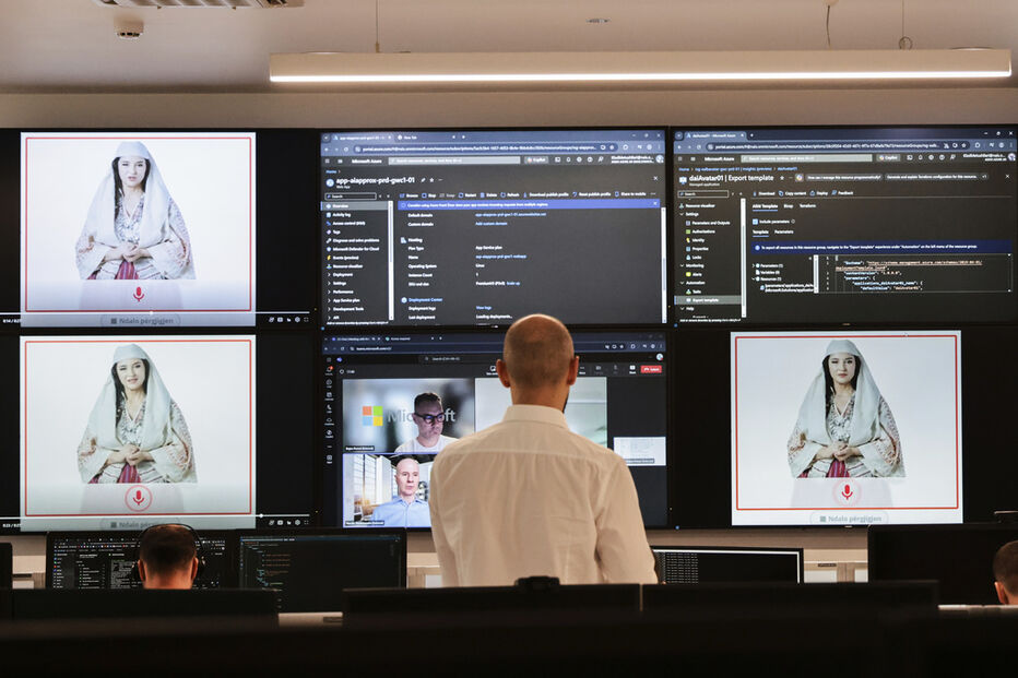 Enio Kaso, chefe do Departamento de Inteligência Artificial e Licenciamento de Criptomoedas, mostra o 