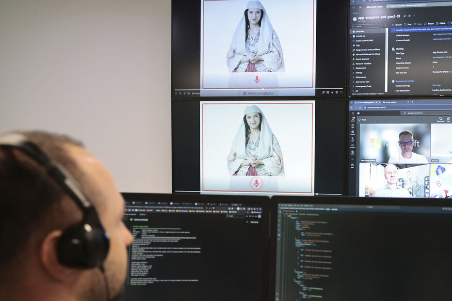 Enio Kaso, chefe do Departamento de Inteligência Artificial e Licenciamento de Criptomoedas, mostra o 