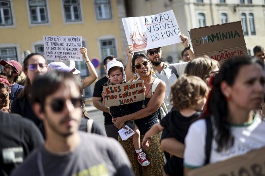 Manifestantes durante a concentração nacional contra a reforma laboral do Governo, junto à Assembleia da República em Lisboa
