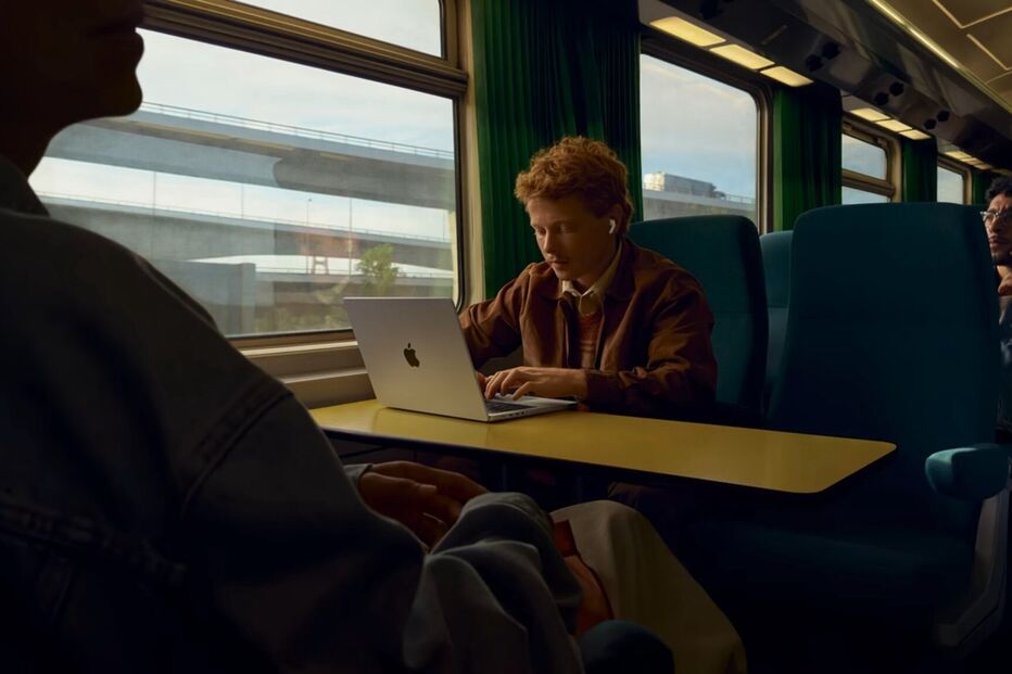 Passageiros usam MacBook em comboio, possivelmente da CP, em anúncio da Apple
