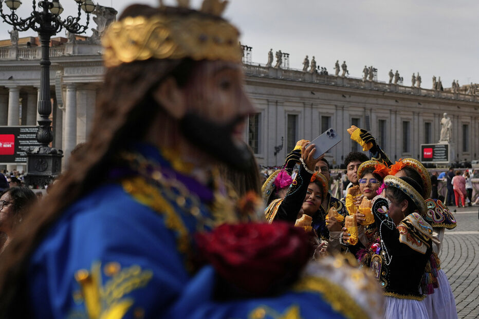 Fiéis emitem mensagens a Papa Leão XIV para celebrar o aniversário do líder da Igreja Católica