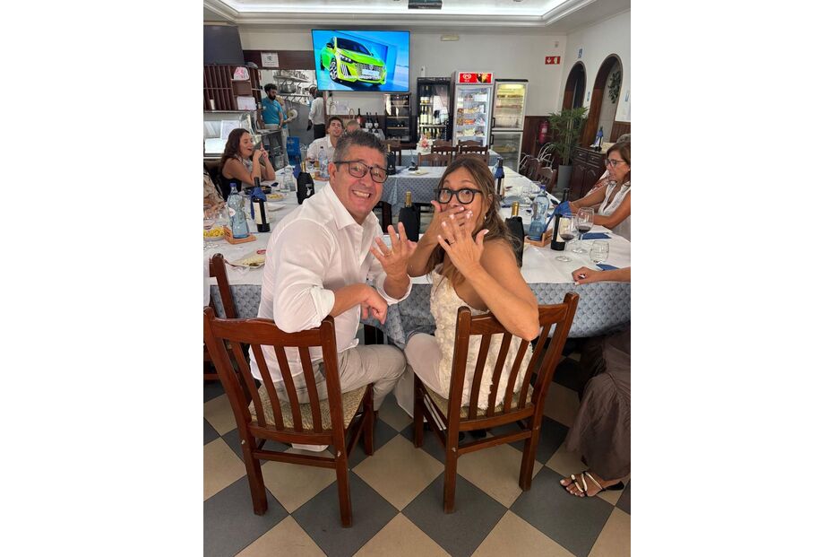 Fernando Mendes celebra noivado em restaurante.
