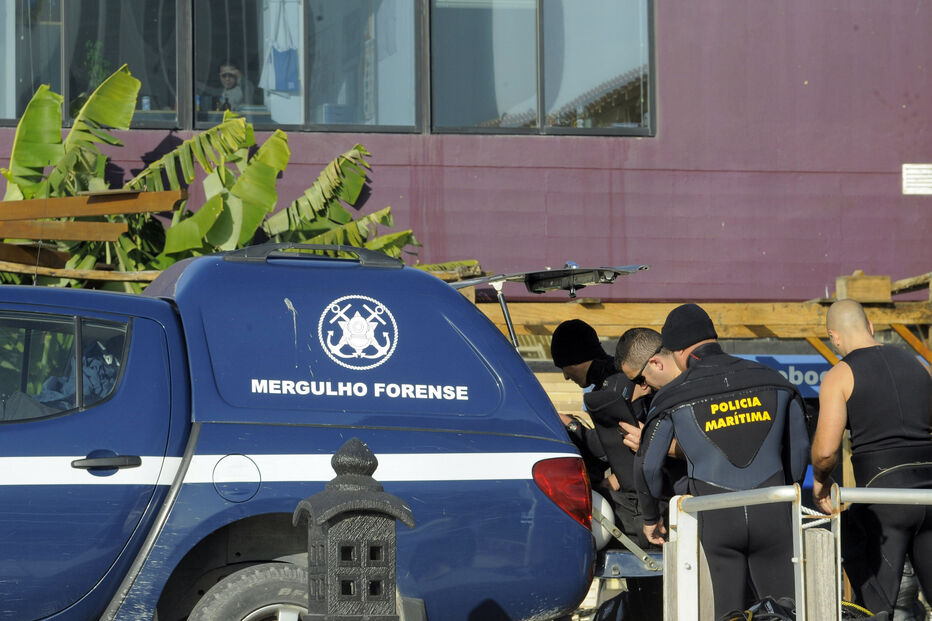 Polícias do Grupo de Mergulho Forense e Operações da Polícia Marítima em ação