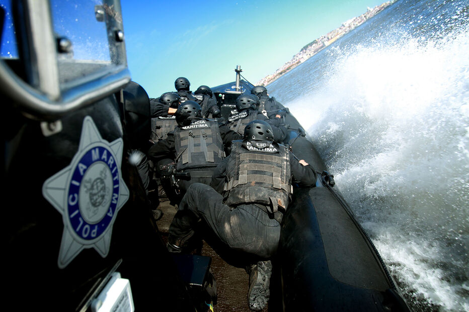 Elite da Polícia Marítima louvada por ações de risco e operações complexas