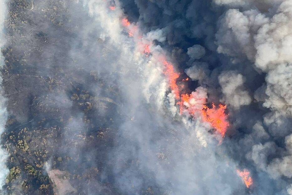 Elementos da Força Aérea captam nuvens de fumo durante missão