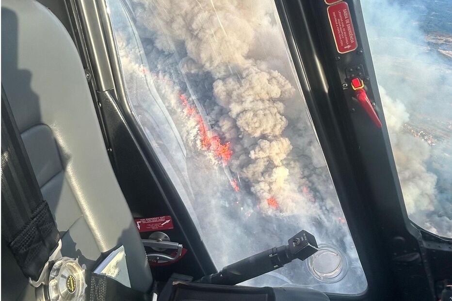 Elementos da Força Aérea captam nuvens de fumo durante missão