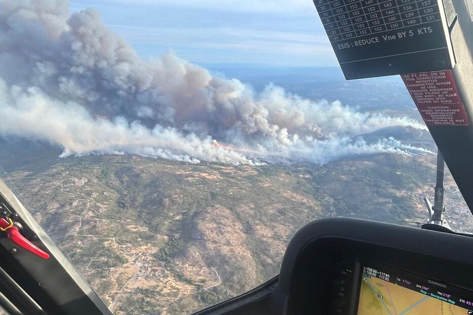 Elementos da Força Aérea captam nuvens de fumo durante missão