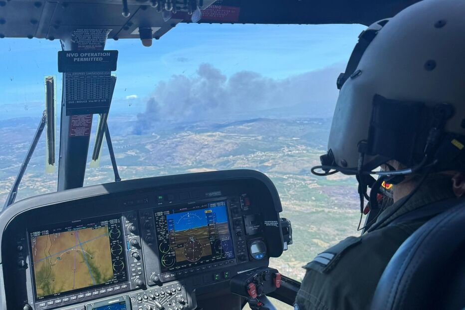 Elementos da Força Aérea captam nuvens de fumo durante missão