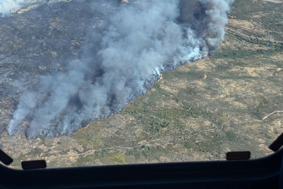 Elementos da Força Aérea captam nuvens de fumo durante missão