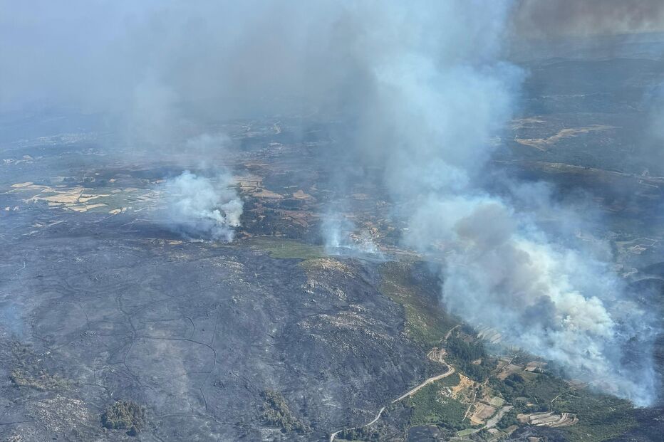Elementos da Força Aérea captam nuvens de fumo durante missão