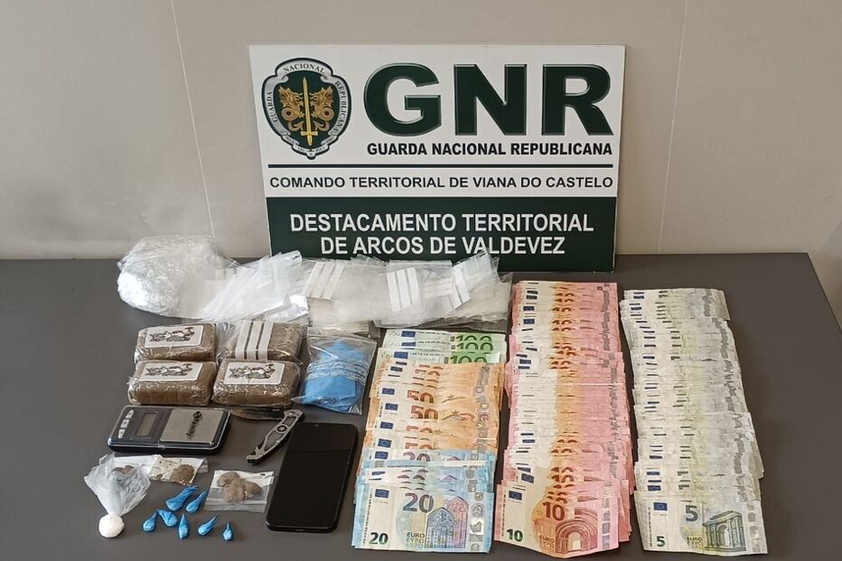 GNR apreendeu droga, uma arma branca e dinheiro