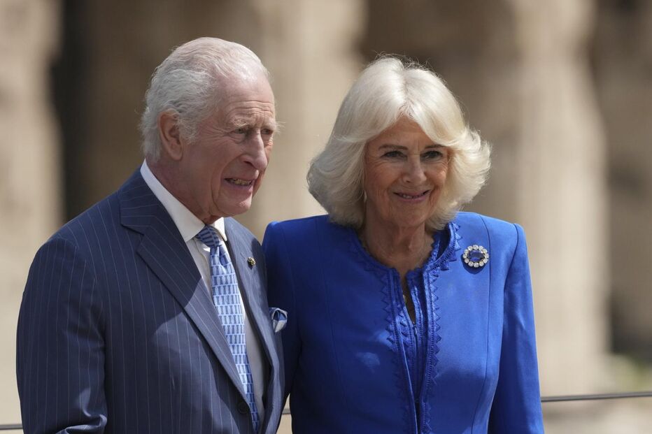 Carlos III e Camilla sorriem num evento