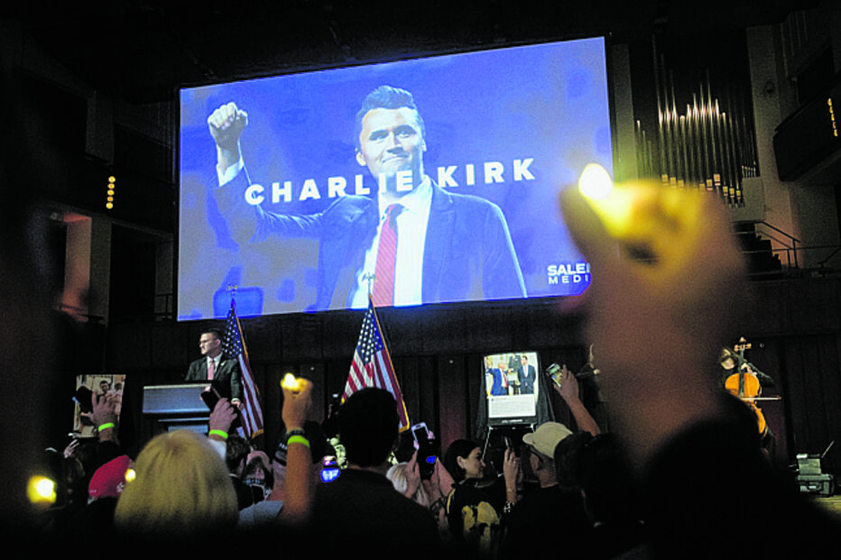 Vigília em memória de Charlie Kirk no John F. Kennedy Center, em Washington, no domingo