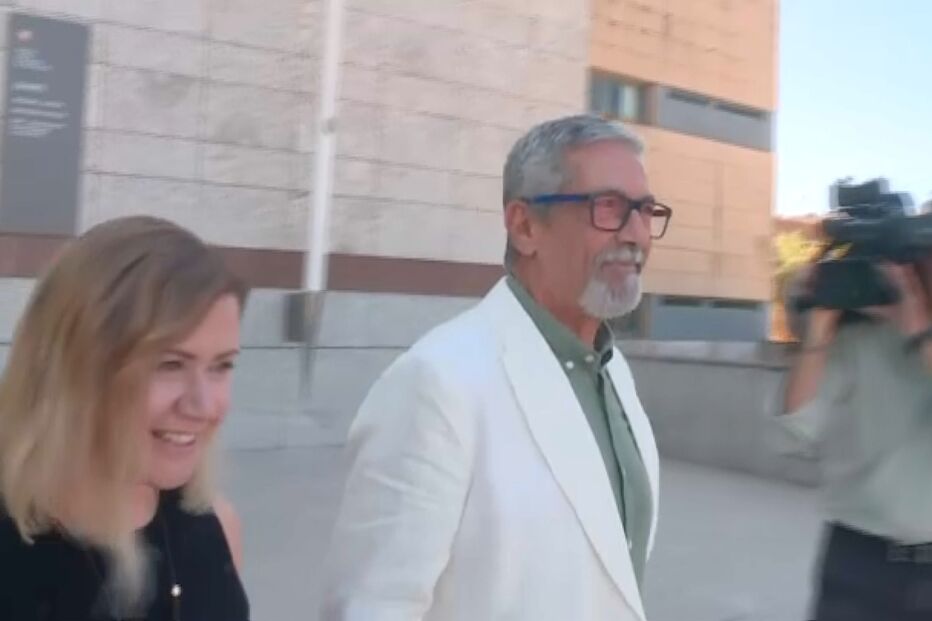 Nuno Homem de Sá sai a sorrir do tribunal