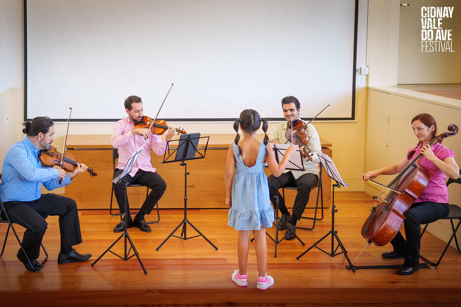 Músicos e criança atuam no Cidnay Vale do Ave Festival