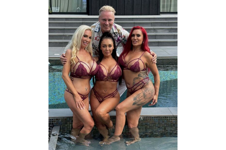 Um homem posa com três mulheres junto a uma piscina