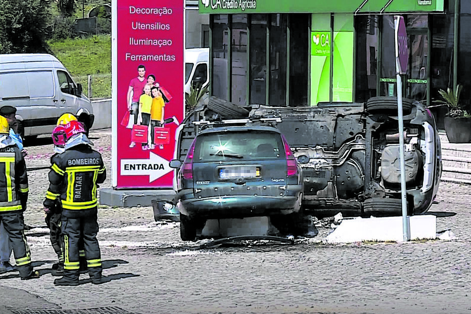 Carro da arguida fez capotar a outra viatura que tombou para cima da menina, que morreu por esmagamento