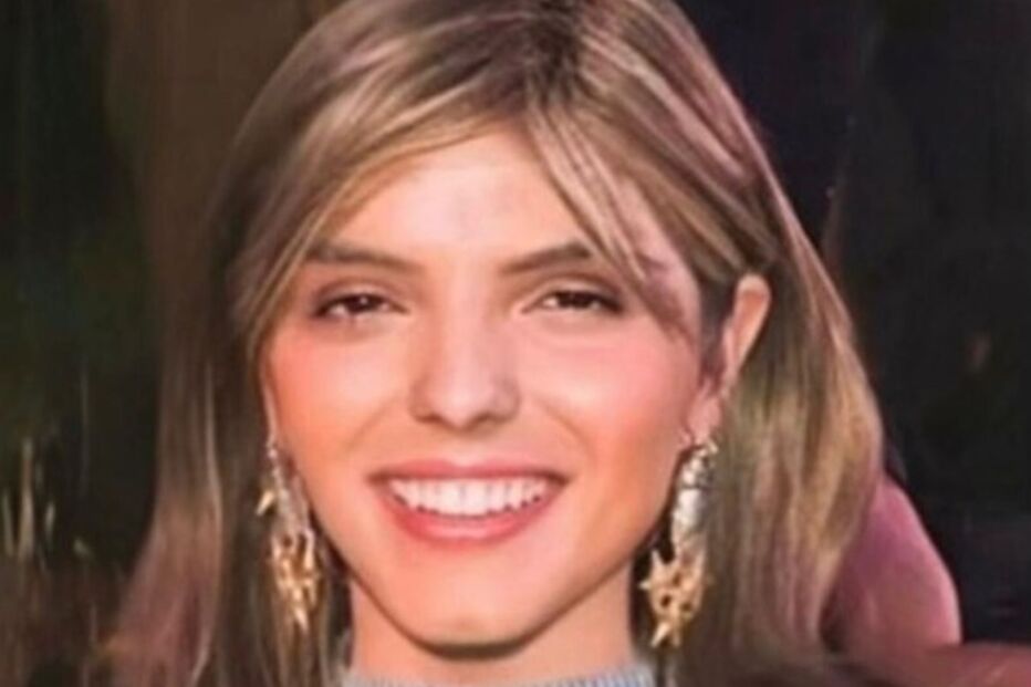 Retrato de jovem sorridente com brincos dourados