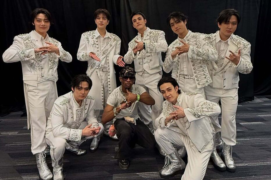 Grupo posa com estrela pop após descoberta em Tesla