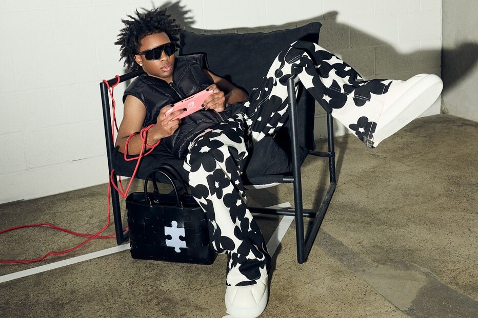 Um jovem joga videojogos com estilo