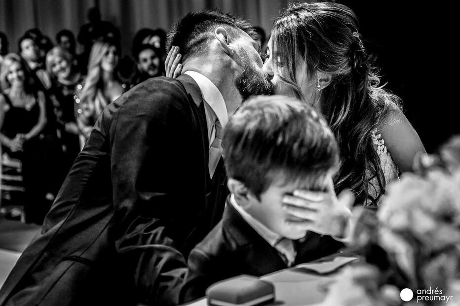 Messi celebra casamento premiado, oito anos depois.
